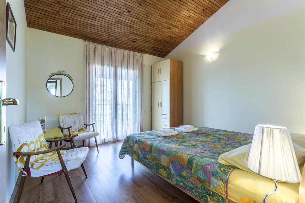 Apartment Srecko Vinisce Exterior photo